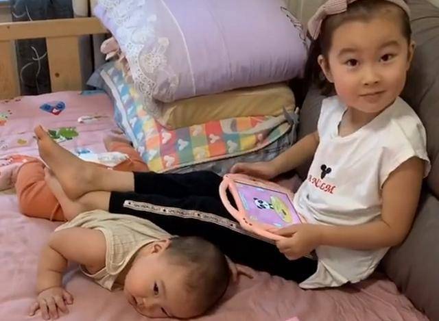 超和谐二胎姐弟走红，父母这么做，可防止二宝被大宝欺负