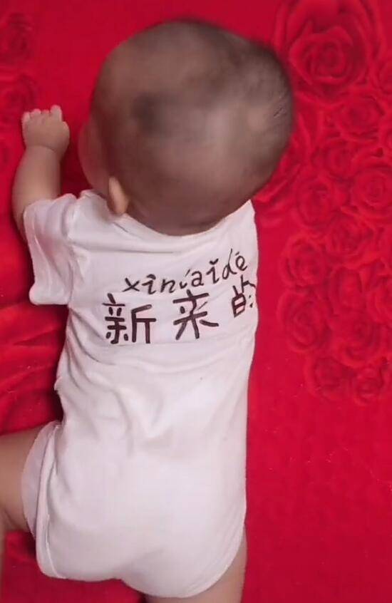 爸爸妈妈和大宝，集体喊话二宝，新来的要合群，二宝：太难了