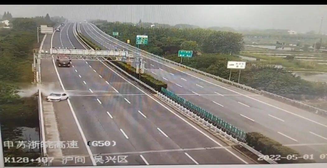 小车突然失控，秒变碰碰车