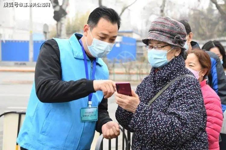 "陪男人睡觉换一袋水果？"上海互助群1000网友围观