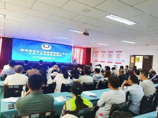 若羌县开展项目工地食堂管理人员及从业人员食品安全培训会