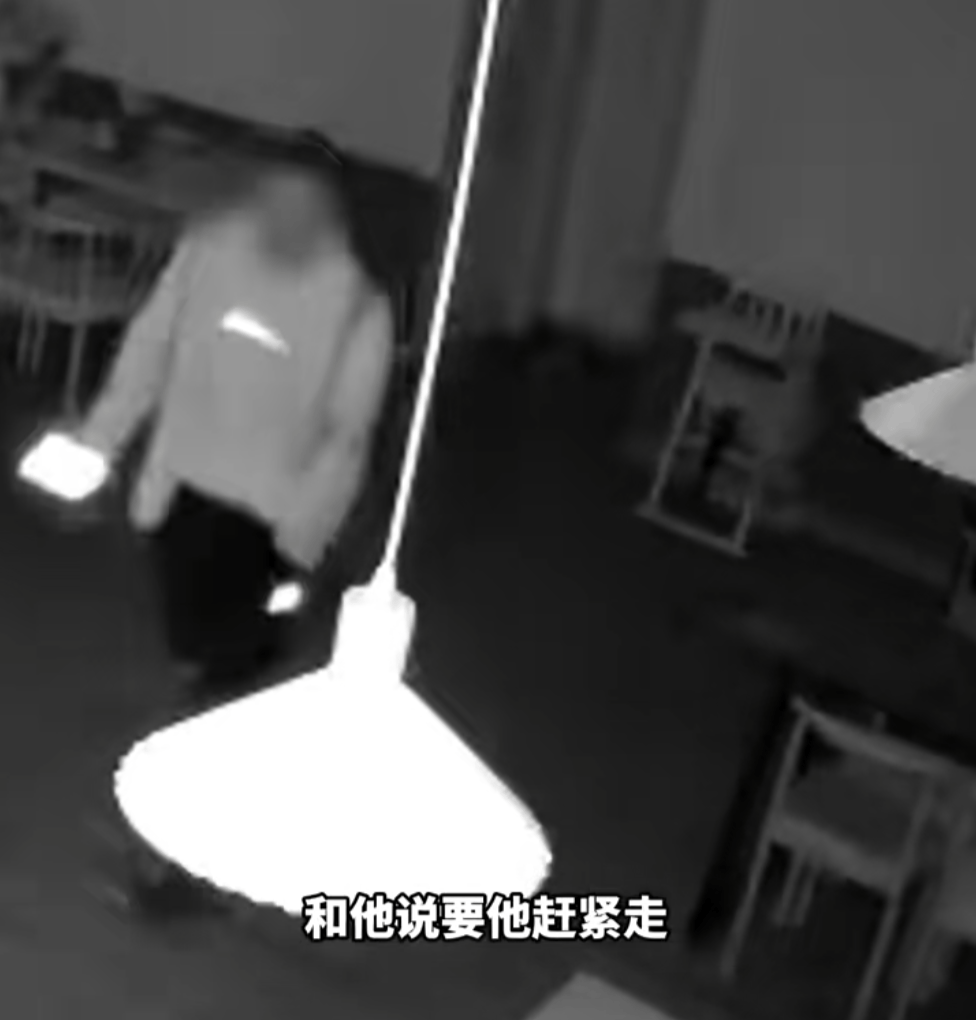 第一次见面就表白！被拒绝后男子凌晨3点狂敲女生房门，随后拿出工具撬锁……