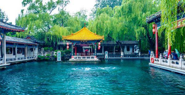 秋色满城 历下有约丨雨润泉城，双节同庆，天下第一泉邀您共赏烟雨诗画