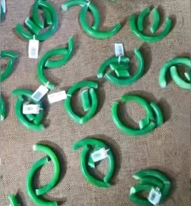 苏州一20岁店员不小心摔碎一盒玉镯损失百万，老板未要赔偿安慰小伙别有压力