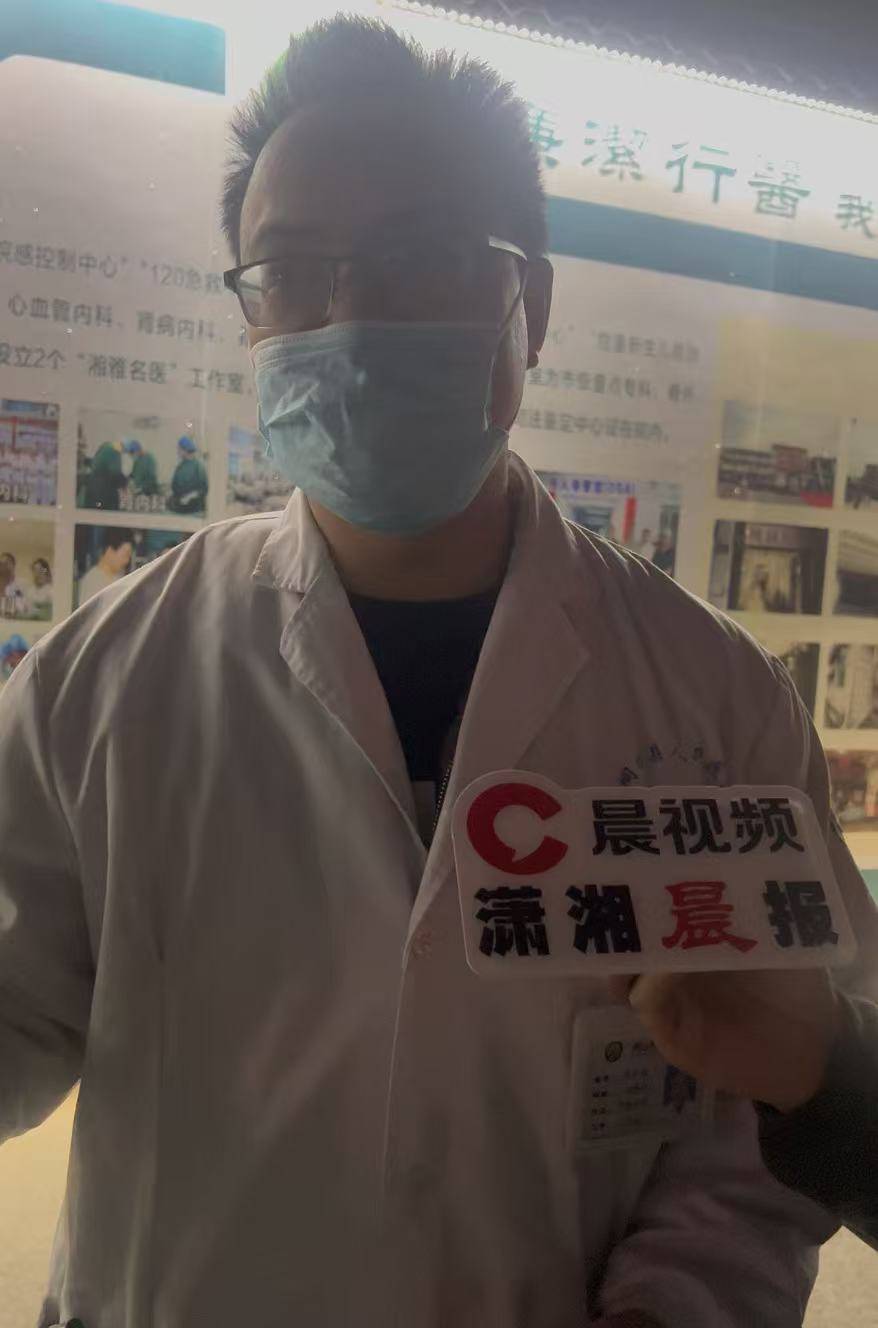 “蛇被我甩开了，没完全注射毒液”，湖南直播抓蛇被咬伤网红被警方拘留后发声道歉