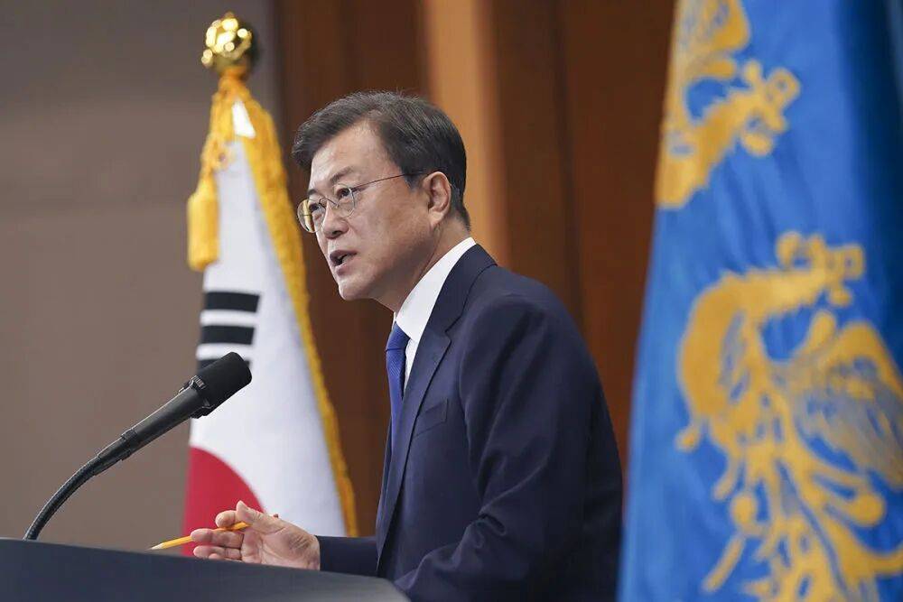 72岁文在寅转型带货博主，每周出镜推荐好书，成韩国首位当博主的前总统
