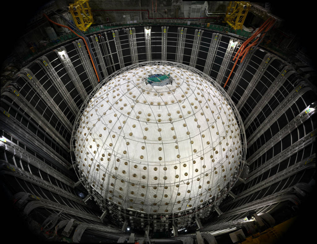 镜头内外｜地下700米，国之重器捕捉“幽灵粒子”