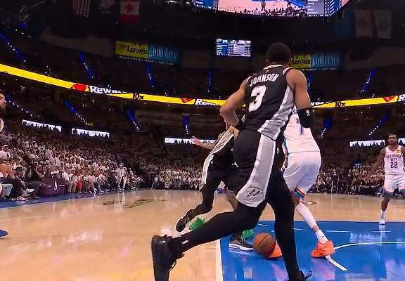 NBA西决现争议判罚：雷霆球员疑脚碰球出界仍获球权，马刺抗议后吃技犯